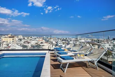 Image de 101 Piliou avec vue sur la ville et piscine commune sur le toit