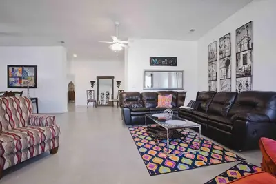 Image de Huge 5000 sqft condo, 2 blocks to Beale, 3 kings/8 queen beds, free gated parking