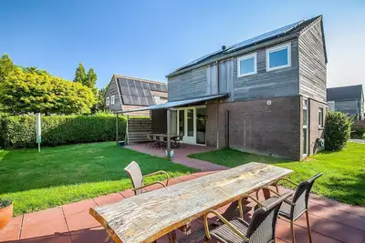 Image de Deux maisons de vacances à Grou, face à face.