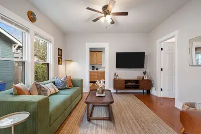 Image de Classic charm home meets modern comfort in the heart of Uptown Vancouver. Just 4 blocks to Main Street and a short drive to the Waterfront, this spacious 5-bedroom home is perfect for families, friend groups, and multi-generational stays.