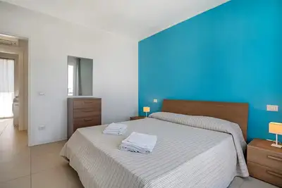 Image de Appartement 'Blu Village' avec piscine partagée, terrasse privée et climatisation