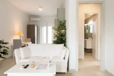 Image de Sunlit Retreat in Voula Center