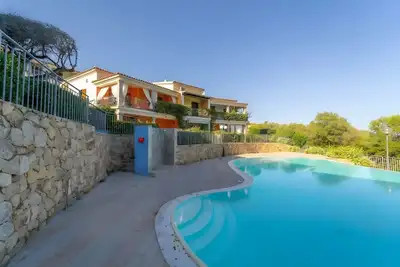 Image de Appartement « Villetta Maiorca » avec vue sur la mer, piscine partagée et climatisation