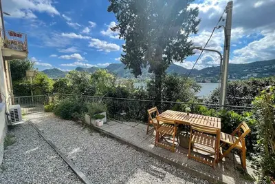 Image de Lake view with garden