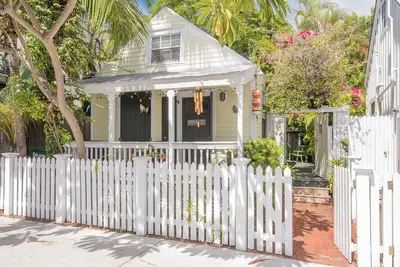 Charming Old Town Studio- Steps to Duval Key West