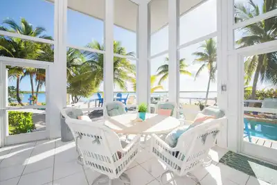 Image de Barefoot Kai: Beach House w/Pool, Summer Kitchen, Dock + Kayaks, Steps to Rum Point Club!