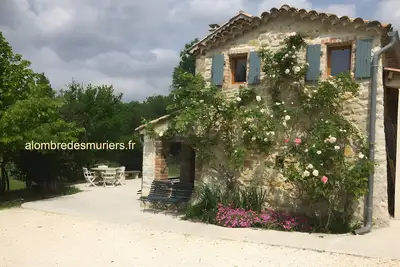 Image de Maison de vacances « Gîte - À l’ombre des Mûriers » avec terrasse partagée, Wi-Fi et climatisation