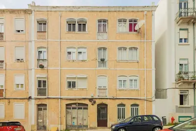 Image de Bright duplex two-bedroom near Lisbon city center, close to transport, shops, and cafés. Comfortable layout over two floors; please note the building has no elevator.