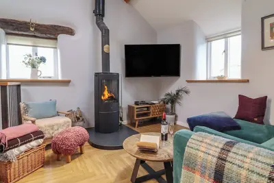 Image de The Old Cartshed | Yr Hen Gwt Cart, with hot tub in Llangernyw