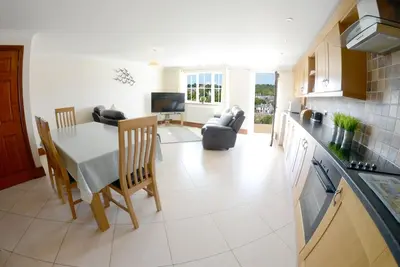 Image de Maison-Famille-Salle de bain privée-Vue mer-Glanmordy 2 Blue W