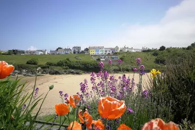 Image de Maison-Famille-Salle de bain privée-Vue plage-Glanmordy 1 Green