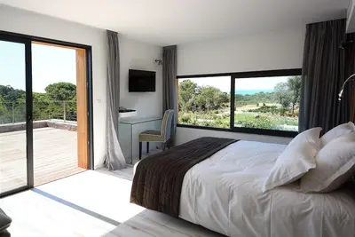 Image de Villa d'architecte 4 chambres et piscine à palombaggia avec vue sur la mer