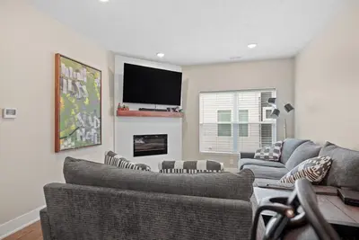 Image de Modern 2br Townhome Multi-Level Layout + 2-Car Garage