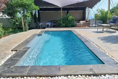 Image de Maison créole moderne avec piscine, jardin et vue sur mer (Etang Salé les Hauts)