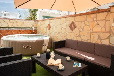 Image de Maison de vacances « Centre-ville avec Jacuzzi » – Vue montagne, Wi-Fi et climatisation