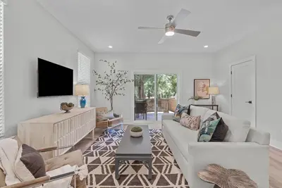 Image de Design-Forward 3br: King Suite, Pet-Friendly Fenced Yard, Office, Near Greenway