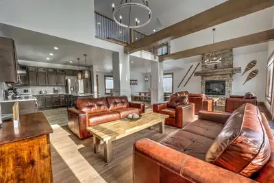 7 bdrm Luxury@Tyrolean Village/7 baths/Bbq/HotTub