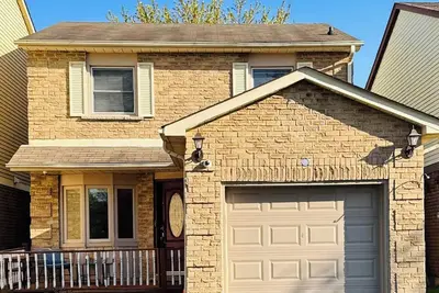 Image de Welcome to Your Home Away from Home + Basement Apartment in Whitby!