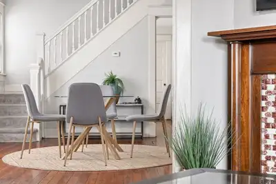 Image de Lockerbie Townhome | Steps to Mass Ave | Sleeps 8