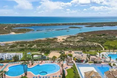 Image de Sunny Golden 1bdr Apartment w/ Beach & Pool access included