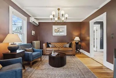 Image de State St. Parlor Walk Downtown Newly Designed