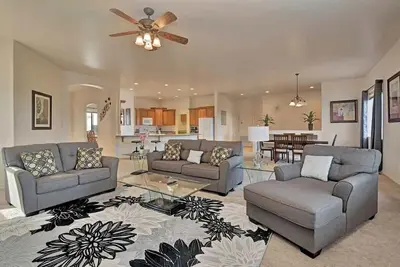 Image de *J*Central Loc Quiet Neighborhood! Spacious Home