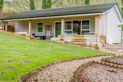 Image de Private Stylish Countryside Lodge, Sleeps upto 6, Hot Tub, Wi-Fi, Heating, 5*