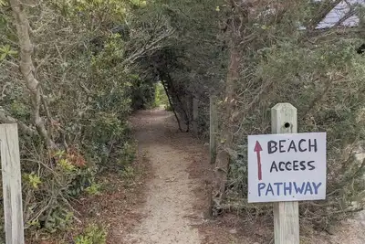 Image de Perfect 3-bedroom 2 bath bungalow w/Ac, 4 min walk to beach, pets welcome