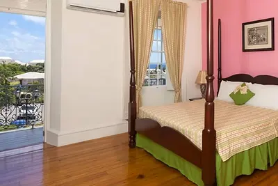 Image de Rare Gem! Pool view Unit w/ Balcony! Pool and Free Parking