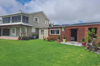 Image de Maison Familiale avec Billard et Grand Jardin Sécurisé