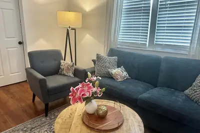 Image de Spacious 3-bedroom apartment off King Street with Parking!