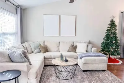 Image de 3 Bedroom House with yard & stellar location!