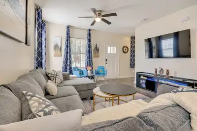 Image de 1 Mi to Downtown Greensboro: Newly Built Home!