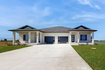 Image de Lakefront duplex escape w/lanai, fishing, fenced yard, golfers paradise, dogs Ok