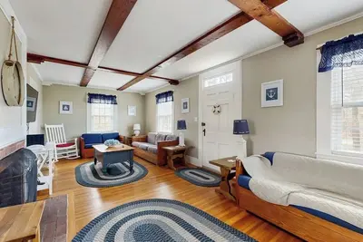 Image de Bright family home close to beach with large yard, deck, games & dog friendly