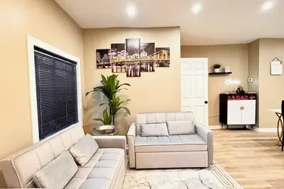 Image de Renovated Lawrenceville Gem Spacious Attic Suite Check-in