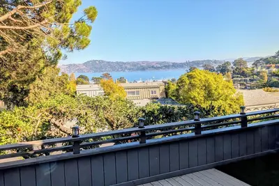 Image de July Retreat in Sausalito with Water Views and Ac