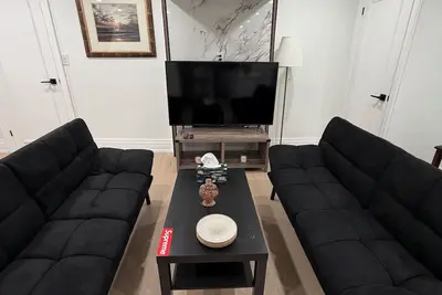 Image de Stylish 2-bedroom fully furnished basement