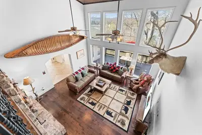 Image de 5br Lakefront Lodge • Sleeps 14 • Hot Tub • Near Thunder Ridge