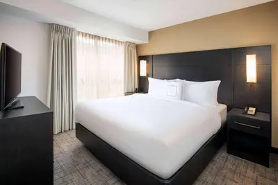 Image de 3 Spacious 2br Suites w/ Kitchens, Pool, Gym & Free Breakfast! Pets Welcome!