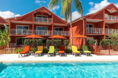 Image de Palm Court Tropical Hideaway | Luxe Balcony Haven | Pool & Eco-Luxury Retreat