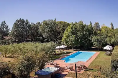 Image de Villa Coraline Grande: A characteristic and welcoming two-story age-old farm house made of stone and situated a few miles from the shores of Lake Trasimeno, with Free Wi-Fi.
