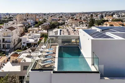 Image de 103 Piliou, balcon avec vue sur la ville, piscine commune sur le toit