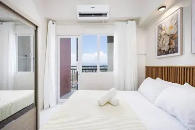 Image de Studio élégant aux accents de bois avec balcon