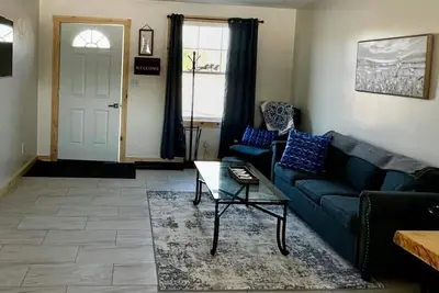 Image de 1-Queen bed & qn couch sleeps 4  unit 3 in Smithfield  stream & beach area