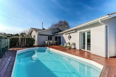 Image de Villa avec piscine privée, jardin & poêle a bois