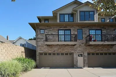 Image de 4 miles to \" The Chuck\" for Cws, 3 bed each with private bath, super clean!