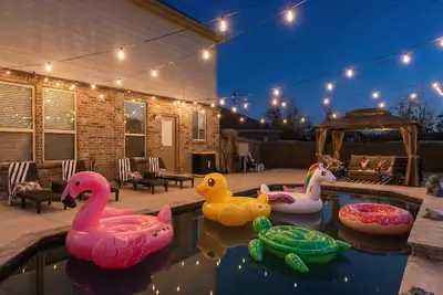 Image de Giddyup Getaway: Western Oasis w/ Pool! 4bd 9 beds