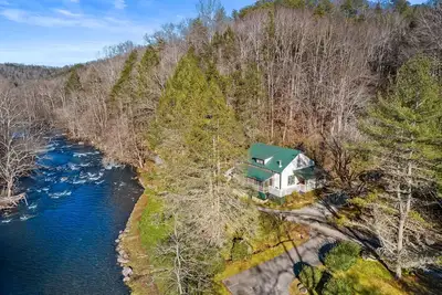 Image de Adorable Waterfront Getaway