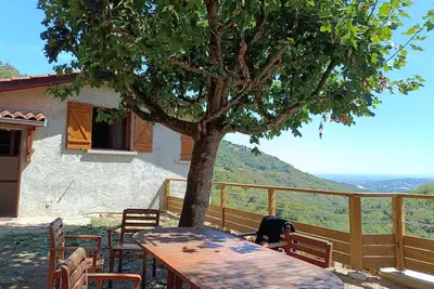 Image de Maison en pleine nature, à 30 kms de Lyon. Verdure, calme et randonnées.